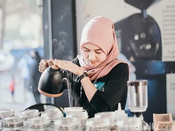 Barista Dabid Black and Coffe, Rina saat menyeduh kopi. (Hery Supandi/detikSumut)