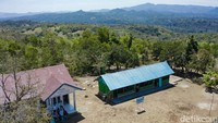 SDN Manuinhau ini adalah kelas jauh dan hanya memiliki 3 kelas. Lokasinya juga berada di pedalaman NTT.