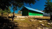 Kami harus melewati jalan kecil yang rusak dan berbatu. Di sisi kanan dan kiri kami hanya ada hutan dan semak belukar yang cukup lebat. Untuk masuk ke bangunan sekolah pun kami harus melewati jalan bertanah dan berbatu yang hanya bisa dimasuki 1 mobil.