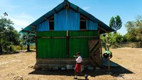 Awalnya, SDN Manuinhau dibangun dengan bangunan seadanya. Bangunan ini berdiri dengan beralaskan tanah dan beratapkan daun. Namun, lambat laun, bangunan ini akhirnya perlahan rusak.