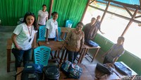 Untungnya, masih ada masyarakat yang mengulurkan tangannya untuk membangun sekolah ini, salah satunya Yayasan Sahabat Anak Dawan. Saat itu, Founder Yayasan Sahabat Anak Dawan, Serlinda Marut datang langsung untuk merenovasi sekolah menjadi lebih layak pakai.