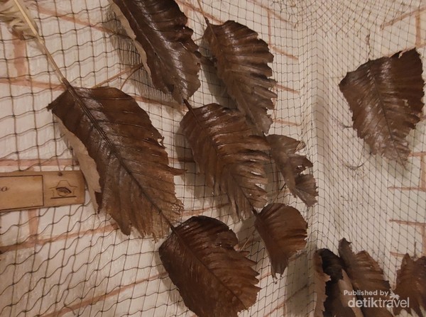 Ini layang layang tradisional dari Lampung terbuat dari daun dan digunakan oleh nelayan untuk menerbangkan umpan untuk memancing ikan terbang Ini layang layang tradisional dari Lampung terbuat dari daun dan digunakan oleh nelayan untuk menerbangkan umpan untuk memancing ikan terbang