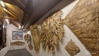 Layang layang terbuat dari berbagai bahan seperti daun bambu daun palem pelepah pisang daun ubi gadung dll