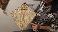 Bersama bu Rina pemandu museum yg menemani saya berkeliling melihat koleksi layang layang