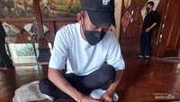 Selesai keliling kita diajarkan membuat jenis layang layang adu