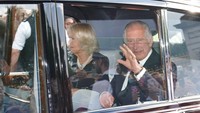 Raja Charles III terpotret bersama Camila. (Foto: AP/James Manning)