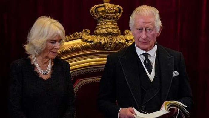 Britains Camilla, Queen Consort (L) listens as Britains King Charles III speaks during a meeting of the Accession Council inside St Jamess Palace in London on September 10, 2022, to proclaim Charles as the new King. - Britains Charles III was officially proclaimed King in a ceremony on Saturday, a day after he vowed in his first speech to mourning subjects that he would emulate his 