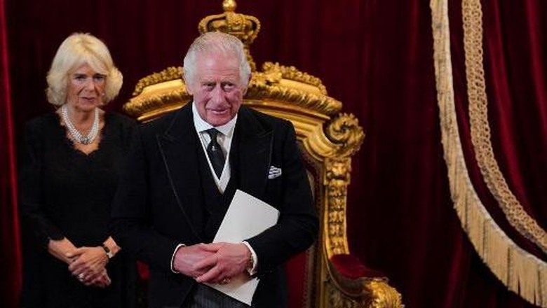 BRITAIN-ROYALS-KING Britains Camilla, Queen Consort (L) listens as Britains King Charles III speaks during a meeting of the Accession Council inside St Jamess Palace in London on September 10, 2022, to proclaim Charles as the new King. - Britains Charles III was officially proclaimed King in a ceremony on Saturday, a day after he vowed in his first speech to mourning subjects that he would emulate his darling mama, Queen Elizabeth II who died on September 8. (Photo by Jonathan Brady / POOL / AFP)