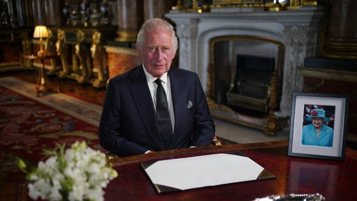 Britains King Charles III makes a televised address to the Nation and the Commonwealth from the Blue Drawing Room at Buckingham Palace in London on September 9, 2022, a day after Queen Elizabeth II died at the age of 96. - Queen Elizabeth II, the longest-serving monarch in British history and an icon instantly recognisable to billions of people around the world, died at her Scottish Highland retreat on September 8. (Photo by Yui Mok / POOL / AFP)