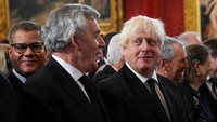 Selain Truss, enam mantan PM Inggris lainnya termasuk Boris Johnson dan Theresa May, juga hadir dalam seremoni ini.