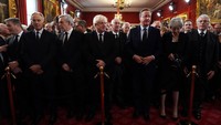 Seremoni aksesi yang merupakan seremoni bersejarah yang telah dilakukan selama berabad-abad ini, untuk pertama kalinya disiarkan televisi. Ketua House of Commons dan Presiden House of Lords pada parlemen Inggris, Penny Mordaunt, yang memimpin seremoni ini mengawali dengan secara simbolis mengumumkan wafatnya Ratu Elizabeth II.