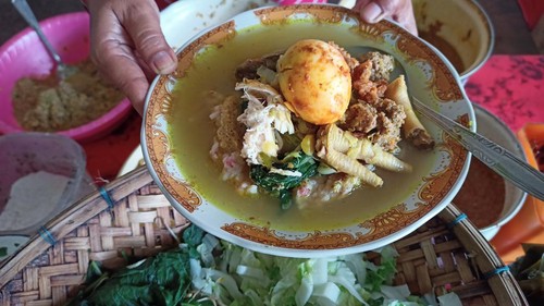 Bubur Alas Kedaton Bu War di Banjar Menalun, Desa Kukuh, Tabanan.