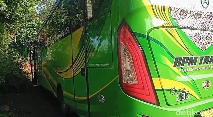 Bus pariwisata menabrak empat kendaraan dan tugu di turunan Pasar Kertek, Wonosobo, menewaskan enam orang, Sabtu (10/9/2022).