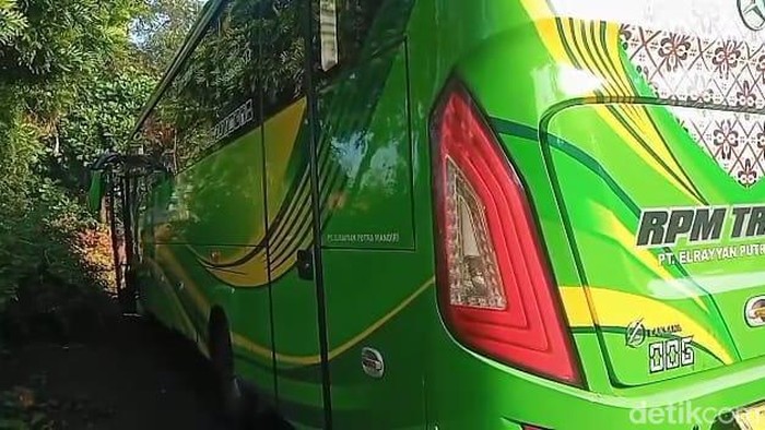 Bus pariwisata menabrak empat kendaraan dan tugu di turunan Pasar Kertek, Wonosobo, menewaskan enam orang, Sabtu (10/9/2022).
