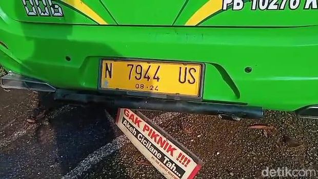 Bus pariwisata menabrak empat kendaraan dan tugu di turunan Pasar Kertek, Wonosobo, menewaskan enam orang, Sabtu (10/9/2022).
