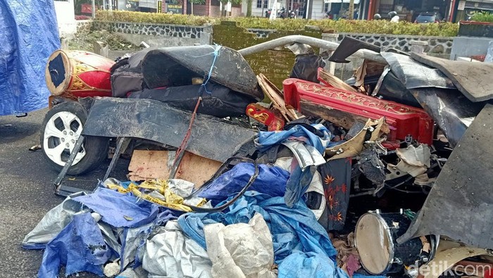 Bus pariwisata menabrak empat kendaraan di turunan Pasar Kertek, Wonosobo, enam orang tewas, Sabtu (10/9/2022).
