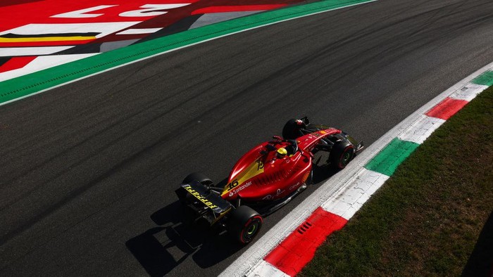 MONZA, ITALY - SEPTEMBER 10: Charles Leclerc of Monaco driving the (16) Ferrari F1-75 on track during qualifying ahead of the F1 Grand Prix of Italy at Autodromo Nazionale Monza on September 10, 2022 in Monza, Italy. (Photo by Alex Pantling - Formula 1/Formula 1 via Getty Images)