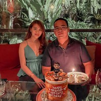 Sebelum memutuskan untuk melangkah ke jenjang yang lebih serius, Chen Giovani dan Fritz Hutapea sudah terlebih dahulu berpacaran selama 4 tahun. Keduanya kerap membagikan foto-foto momen kebersamaan mereka ke akun Instagram. Foto: Instagram/@chengiovanis