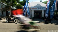 Bank BRI unit Wini berjarak sekitar 3 kilometer dari PLBN Wini.