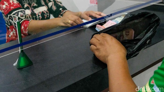 Di Wini, Masih Ada Warga Nabung Bawa Kresek Lho Di Wini, Masih Ada Warga Nabung Bawa Kresek Lho