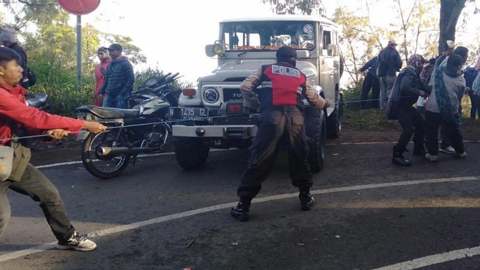 Evakuasi jeep terjun ke jurang kawasan Gunung Bromo