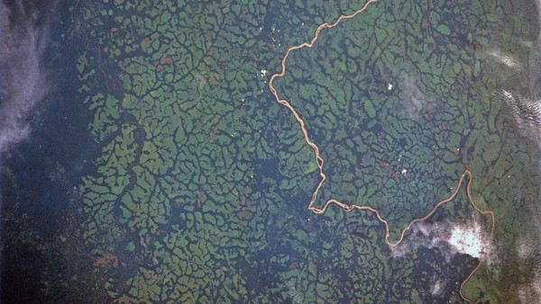 6 Mei 1992 citra satelit menggambarkan Sungai Uele dengan pola drainase yang unik.