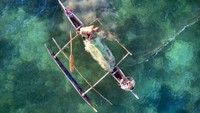 Aktivitas nelayan saat matahari terbit terlihat sangat indah di garis pantai Ifaty, Madagascar.