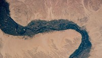 Lanjut, ada pemandangan Sungai Nil yang menghijaukan kawasan disekitarnya hingga rimbun. Foto ini diambil pada 8 April 1997 lalu lewat citra satelit.