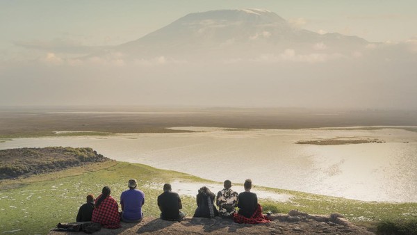 Terakhir, ada lanskap Gunung Kilimanjaro yang disaksikan oleh sejumlah turis dikala senja.