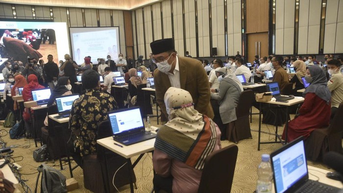 Gubernur Jabar Ridwan Kamil melihat penggunaan aplikasi try out CASN Juara