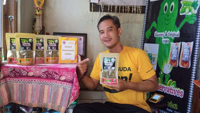 I Dewa Gede Juniantara (52) mengolah buah pare yang pahit menjadi keripik yang lezat dan gurih. Ia bahkan meraup omzet mencapai Rp 6 juta per bulan.