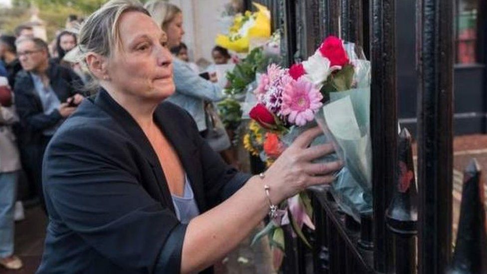 Inggris berduka atas mangkatnya Ratu Elizabeth II: 'Kami tidak akan pernah melihat ratu lagi sepanjang hidup' Inggris berduka atas mangkatnya Ratu Elizabeth II: 'Kami tidak akan pernah melihat ratu lagi sepanjang hidup'