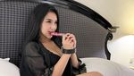 Intip Gaya Selebgram Seksi, Amelia NS Saat Racik Kopi