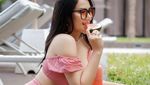 Intip Gaya Selebgram Seksi, Amelia NS Saat Racik Kopi