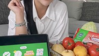 Karena kesibukannya menjadi model, DJ hingga fashion designer, dirinya lebih suka berbelanja kebutuhan sehari-hari seperti buah dan sayuran lewat aplikasi online. Foto: Instagram @amelians97