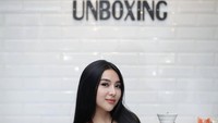  Nah, kalau ini momen Amelia ketika belajar meracik kopi dan berpose menjadi barista. Senyuman manisnya ini bikin para penggemarnya semakin ngefans. Foto: Instagram @amelians97