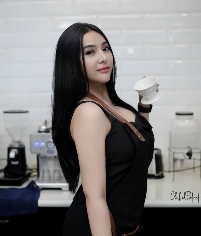 Intip Gaya Selebgram Seksi, Amelia NS Saat Racik Kopi