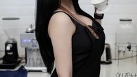 Terakhir ini pose Amelia jika sedang berpose menjadi barista. Amelia sendiri memang penggemar kopi lho. Foto: Instagram @amelians97