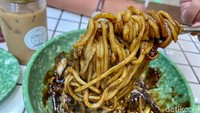Tekstur mie Jajangmyeon begitu lembut, tipis, dan lentur. Balutan saus kedelainya terasa manis gurih dan agak berminyak. Nikmat! 