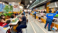Di area ini juga dihadirkan banyak foto, poster, hingga pernak-pernik serba Korea Selatan lho! Suasana bersantapnya mirip di kantin sekolah Korea.