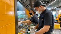 Semua menu di foodcourt ini dikembangkan dan diawasi oleh Jun Chef, sosok chef Korea Selatan yang populer di Indonesia.