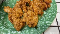 Kalau ke sini, jangan lupa cicip ayam goreng Korea racikan Jun Chef. Berbalut soy sauce yang gurih nikmat, harganya hanya Rp 32.000 lho! 