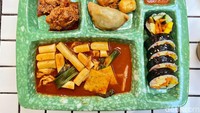 Salah satu menu andalannya, Paket Sekolah (Rp 55.000). Menu ini disajikan di piring bersekat layaknya menu katering sekolah.