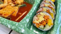 Isiannya ada tteokbokki plus odeng, kimbab original, ayam goreng ala Korea original, dan twigim (gorengan Korea). Menyantap seporsi menu ini dijamin kenyang karena sumber karbohidratnya banyak.