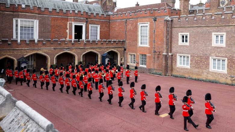 Istana St James di London Anggota pengawal Coldstream parade saat proklamasi Raja Charles III di Friary Court Istana pada Sabtu (10/9/2022). (Photo by Richard Heathcote / POOL / AFP)