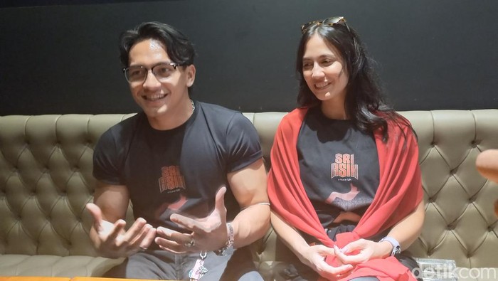 Jefri Nichol dan Pevita Pearce saat mempromosikan film Sri Asih di The Park Mall Solo Baru, Kecamatan Grogol, Kabupaten Sukoharjo, Sabtu (10/9/2022).