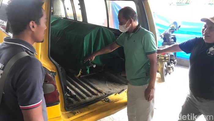 Jenazah yang ditemukan di Sukabumi dibawa menggunakan ambulans.