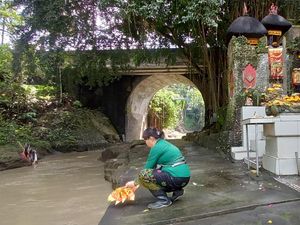 Air Masih Besar hingga Malam, Pura Beji Dauh Pala Dibersihkan Pagi
