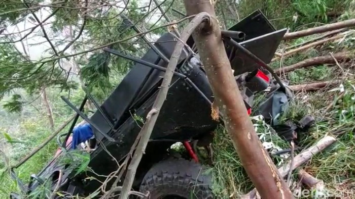 Jip terjun ke jurang di kawasan Gunung Bromo