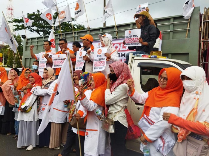 Kader PKS menggelar demo menolak kenaikan harga BBM di Makassar.
